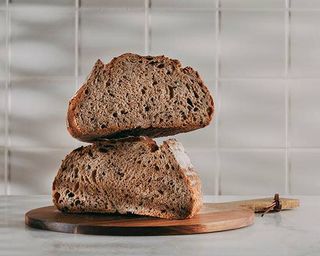 Pão de espelta e sementes de massa mãe