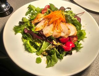 Salata cu piept pui marinat cu portocala