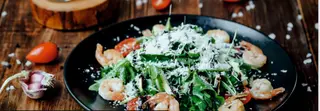 Салат с рукколой и тигровыми креветками