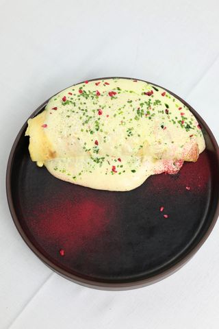 Омлет з куркою та грибами оповитий вершково-сирним кремом (200 г)