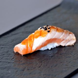 Nigiri salmone alla fiamma - 2 pezzi