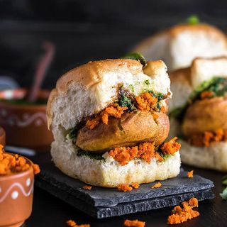 Vada Pav (2 pieces)