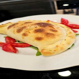 PANZEROTTO AL FORNO PATATE, SALSICCIA E STRACCIATELLA 