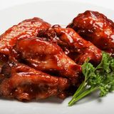 Alitas de pollo con salsa barbacoa y patatas fritas