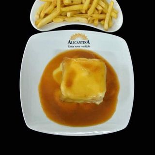 Francesinha com bife de frango