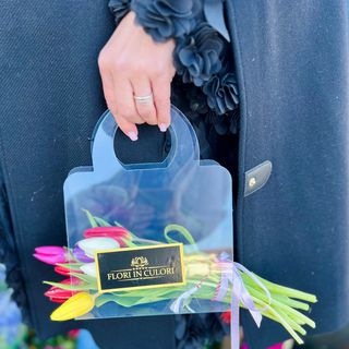 Aranjament lalele parfumate poseta mica transparenta