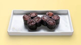 261.Хосомаки с риба тон и черен ориз