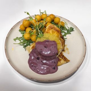 Piept de pui cu camembert și ananas, crochete de cartofi și sos de afine 