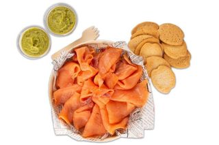 Rueda de salmón ahumado y guacamole con tostas (200g)
