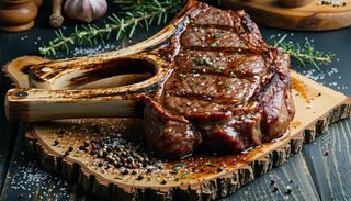 Tomahawk de porc cu cartofi copti si salata coleslaw 350G