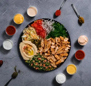 Kebab de Pui cu Hummus si Tabouleh la Farfurie