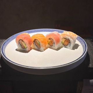Uramaki arcobaleno sake