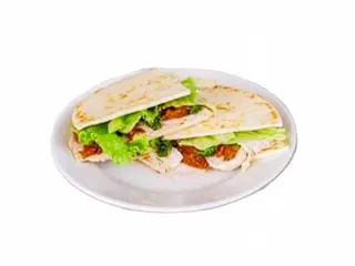 Piadina con tacchino, pesto genovese, pomodori e insalata