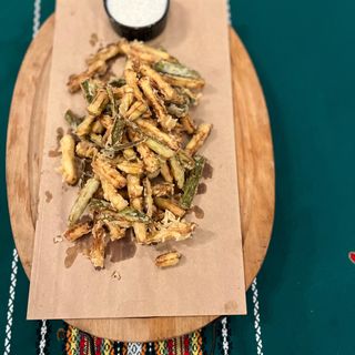 Пържени тиквичики с чеснов сос (300г)