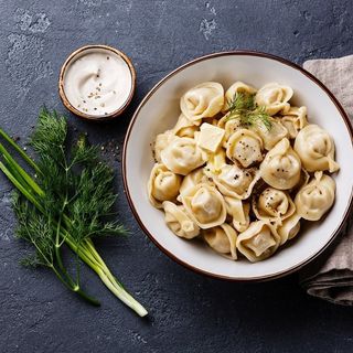 Пельмени в сливочном соусе с прованскими травами и твердым сыром 