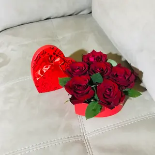 ვარდები გულის ფორმის ყუთით