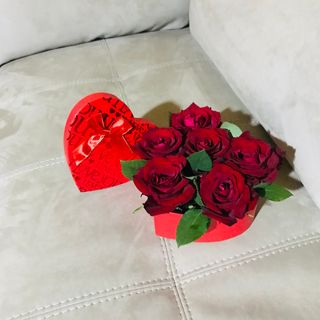 ვარდები გულის ფორმის ყუთით