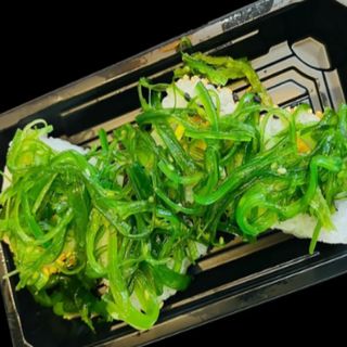 Uramaki de pollo teriyaki wakame roll (4 pzs.)