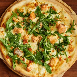 Пицца с лососем и рукколой