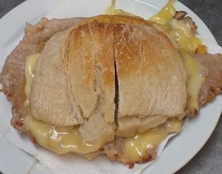 Bifana com Queijo