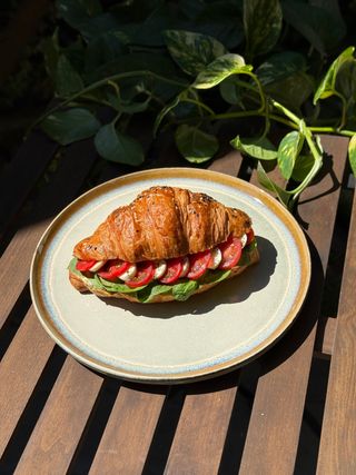 Круасан з сиром Моцарелою, Чері та соусом Песто (190г)