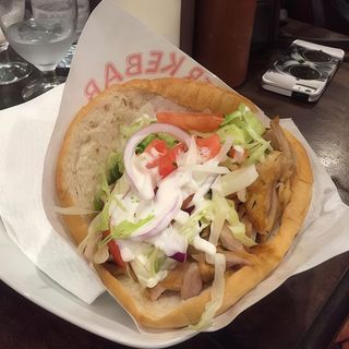 Doner kebab con relleno a elección + patatas + bebida