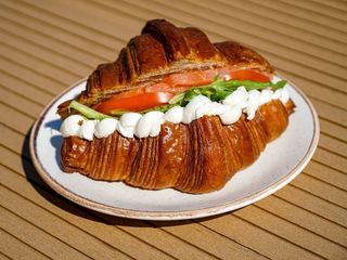 Круасан з лососсем