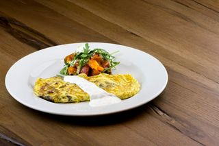 Omletă leneșă cu bacon, ciuperci și salată fresh