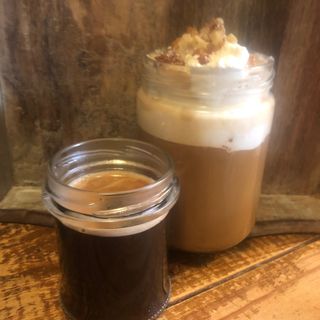 Tarrito de café pequeño con…