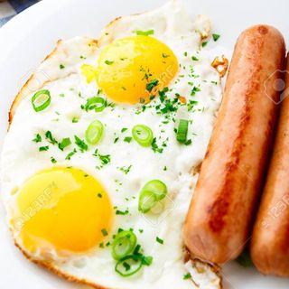 Яичница с колбасой 