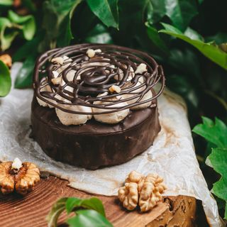 Тарталетка с шоколадным муссом и орехами