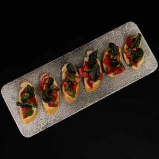 Bruschette sa cherry paradajzom i domaćim pestom