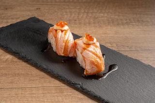 48. Nigiri Salmón Flameado Con Ikura (2 Uds.)