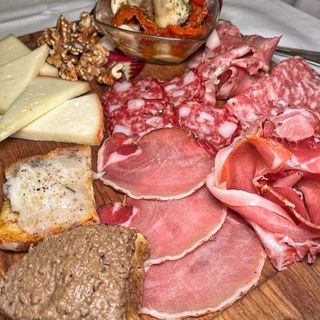 Tagliere di salumi e formaggi locali delle Madonie x 1 persona . 