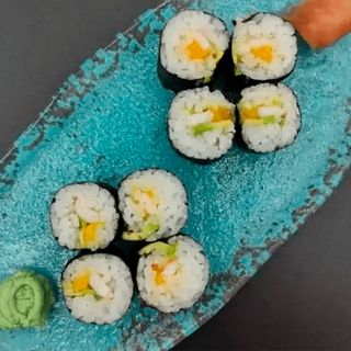 MAKI AGUACATE MANGO LANGOSTINO 