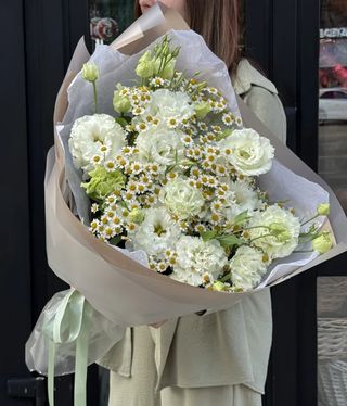 Buchet gingaș din eustome și romaniță