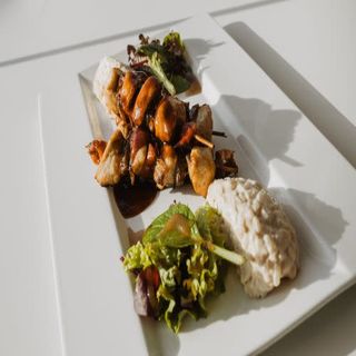 Brochetas De Pollo Y Verduras Con Arroz Aimaina