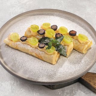 Clătite Cu Cremă De Caramel Și Fructe
