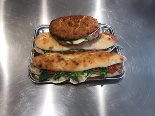 Focaccina speck rucola e pomodorini