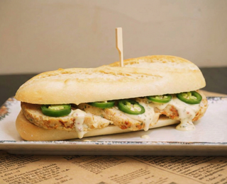 Sándwich De Salchicha Holandesa Pollo Y Jalapeño