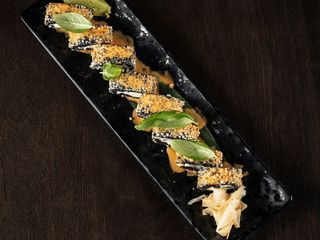 Авторський рол в клярі фереро із тигровою креветкою та соусом том ям (380g)