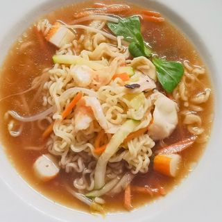 128 Ramen con frutti di mare in brodo