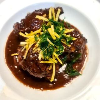 Rabo de toro estofado con piñones