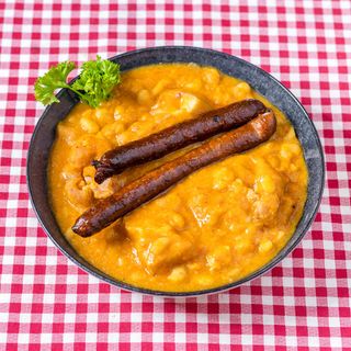 Čorbast pasulj sa tirolskom plećkom i kobasicom