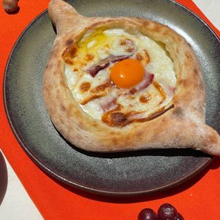 ADJARULI COM FIAMBRE E QUEIJO FUMADO