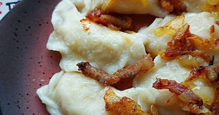 Домашні вареники з картоплею та шкварками (300г)