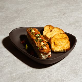 Ensaladilla rusa con tartar de salmón