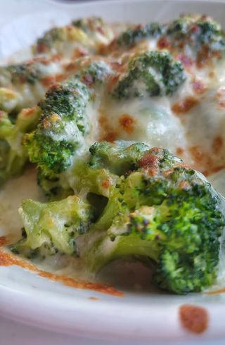 Броколи със синьо сирене и сметана (450г)