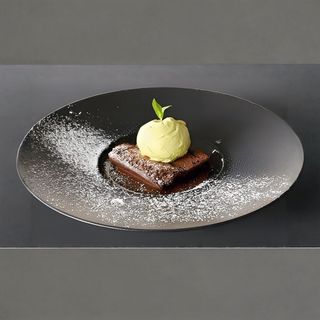 Brownie na ciepło z Lodami i Bitą Śmietaną