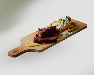 Mititei ca la tata cu cartofi prăjiți, varză și muștar